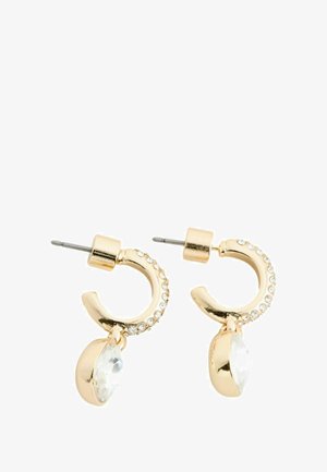 Złote kolczyki w formie obręczy z teksturowanym wzorem, ozdobione przezroczystymi cyrkoniami i wiszącymi kamieniami. Kolczyki mają zapięcie na sztyft.