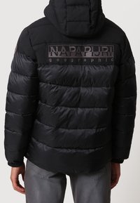 Sort puffet jakke med hætte, quiltet design, med en stor "NAPAPIJRI geographic" logo på den øvre ryg og ribbede manchetter.