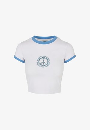 Bijela skraćena majica s laganim plavim rebrastim ovratnikom i rukavima. Sadrži grafiku simbola mira u tirkiznom tekstu i cvjetnim naglascima.