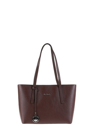 Borsa a tote in pelle marrone con finitura testurizzata, due manici lunghi e un ciondolo decorativo in argento su un cordoncino. Presenta un logo discreto sul davanti.