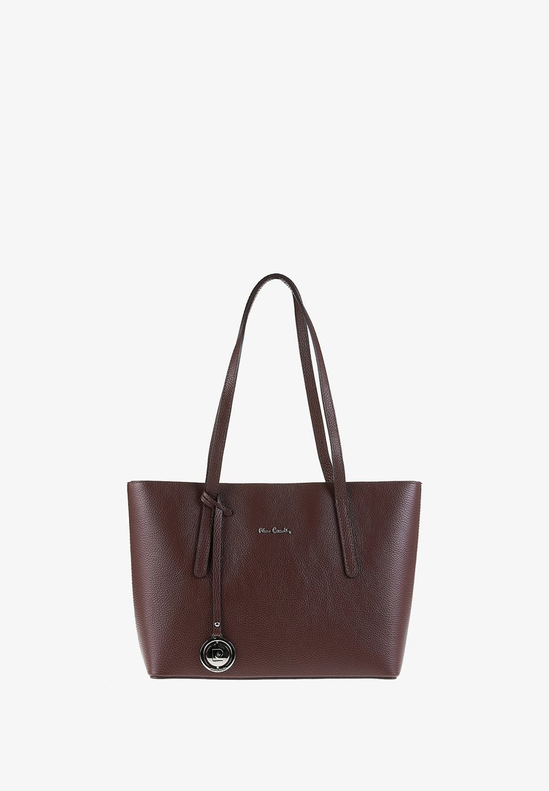 Borsa a tote in pelle marrone con finitura testurizzata, due manici lunghi e un ciondolo decorativo in argento su un cordoncino. Presenta un logo discreto sul davanti.