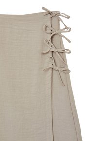 Enveloppe en lin beige avec cinq liens en tissu sur le côté, dotée d'une texture douce et d'une finition lisse. Le design comprend une silhouette propre et simple.