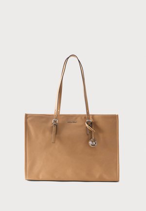 Borsa tote in pelle color cuoio con doppi manici per spalla, fibbie d'argento e un ciondolo rotondo con il logo "MK" appeso a una tracolla.