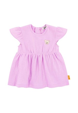 Helllila Babykleid mit kurzen Flügelärmeln, geraffter Taille und kleinem Teddybär-Aufnäher auf der Brust.