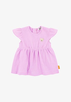 Vestitino lilla chiaro per bambina con maniche a volant, vita arricciata e piccola toppa a forma di orsetto sul petto.