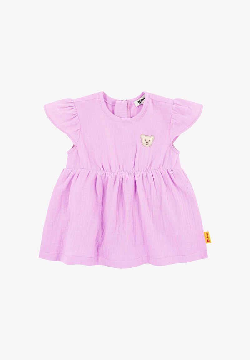 Robe bébé violet clair avec manches volantées, taille froncée, et petite patche d'ourson sur la poitrine.
