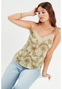 Camisole vert à motif floral avec des bretelles fines, doté d'un décolleté en V et d'une coupe décontractée, fabriqué en tissu léger.