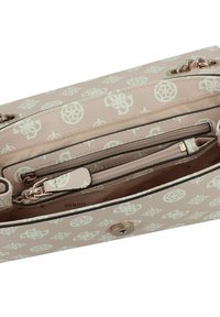 Borsa a tracolla beige chiaro con motivo del logo in rilievo, dotata di tasca con zip e più scomparti; rifinita con dettagli hardware in tonalità oro.