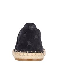 Marineblauwe suède espadrille met een textuur en geborduurd patroon, met een jute vlecht rondom de zool en een platte rubberen onderkant.