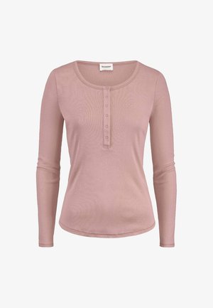 Lange mouwen mauve shirt met ronde hals en zijden knoopsluiting met zes knopen, gemaakt van zachte stof, met het label "hessnatur" aan de binnenkant van de kraag.