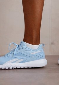 Reebok FLEXAGON ENERGY TR 4 - Tenisice za trening - soft blue/moon/footwear white