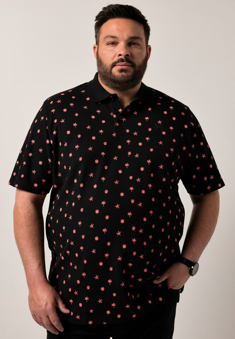 Černé polo tričko s potiskem malých červených hvězd a teček. Krátké rukávy, límeček a kapsa. Hladká textura, standardní střih.