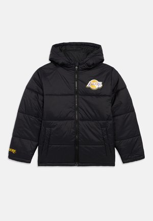 Giacca a vento nera con cappuccio, dotata di chiusura con zip, design trapuntato e logo dei Los Angeles Lakers in viola e giallo sul lato sinistro del petto.
