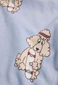 Tela azul claro con un caricatura de un caniche sosteniendo una patineta, con acentos rojos en la patineta y una cinta en la cabeza del caniche.