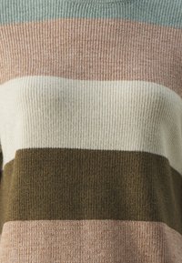 Pull en tricot avec des rayures horizontales en vert menthe, rose saumon, crème et vert olive. Tissu texturé à côtes avec des épaisseurs variées.