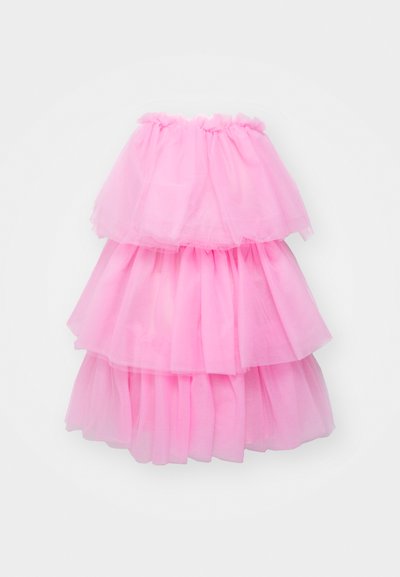 Roze tule jurk met drie lagen ruches, elastische tailleband, lichtgewicht textuur en een zachte, vloeiende uitstraling.