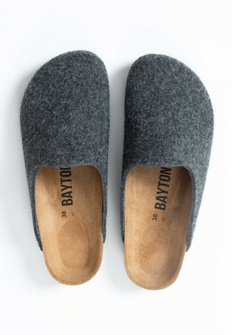 Szare filcowe kapcie wsuwane z okrągłym noskiem i otwartym tyłem, z brązową wyściółką, na której znajdują się informacje o rozmiarze i marce.