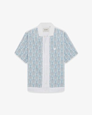 Korte mouwen overhemd met knopen, witte kraag en verticale lichtblauwe patroonpanelen, met een klein wit logo op de borst.