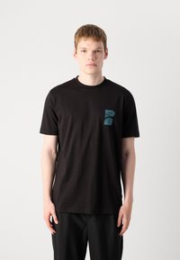 Schwarzes Baumwoll-T-Shirt mit einem türkisfarbenen Logo auf der linken Brustseite, Rundhalsausschnitt und kurzen Ärmeln. Einfaches und tailliertes Design.