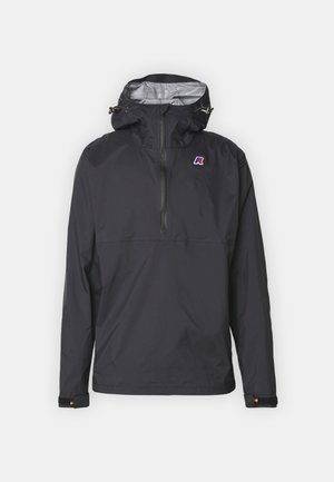 Veste noire imperméable à capuche avec fermeture à moitié éclair, poignets ajustables et petit logo rouge, blanc et bleu sur la poitrine.