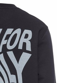 Donkerblauwe sweatshirt met grote lichtgrijze gedrukte tekst. Katoenen materiaal, geribbelde halslijn en een casual pasvorm.