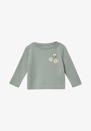 Grünes Langarmhemd aus strukturiertem Stoff, mit drei runden gestickten Patches mit Tiermotiven und einem mit einem Traktor.