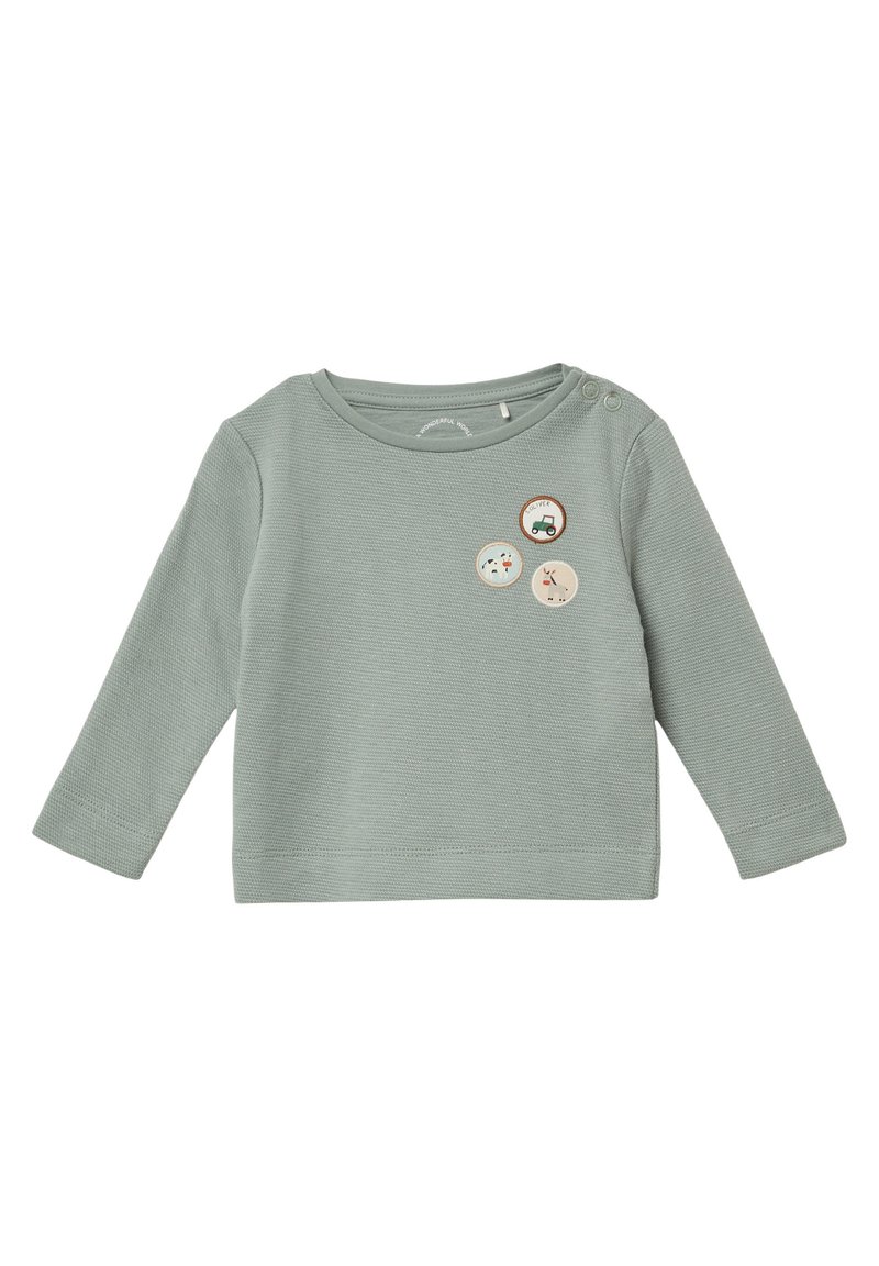 Groene langemouwen shirt van textielstof, met drie ronde geborduurde patches met dierontwerpen en één met een tractor.