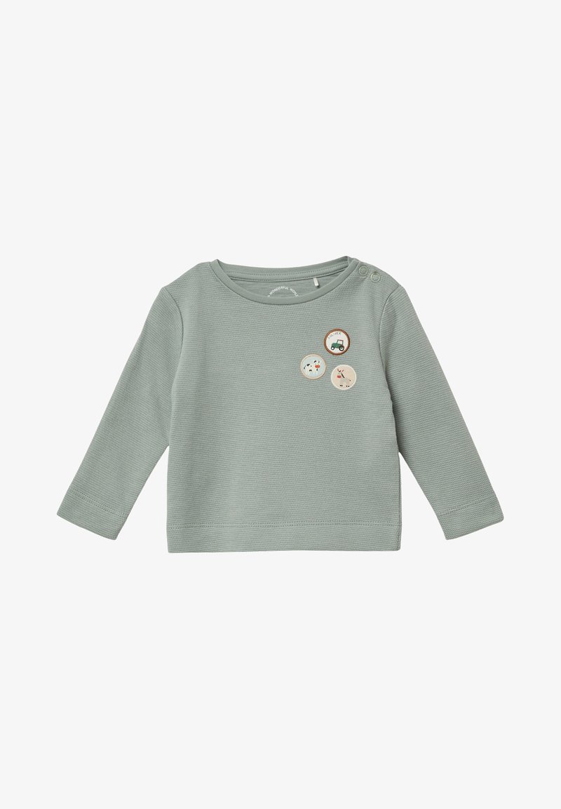 Grünes Langarmhemd aus strukturiertem Stoff, mit drei runden gestickten Patches mit Tiermotiven und einem mit einem Traktor.