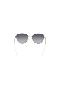 Gafas de sol con montura de metal en forma de ojos de gato, lentes gris de degradado y puntas de plástico blancas en las patillas. Sin patrones ni acentos visibles.