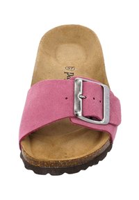 Sandal con zeppa in suede rosa con una larga fascia incrociata, una fibbia in metallo argentato e un plantare in sughero marrone texturizzato. Suola in gomma piatta.