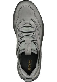 Šedá sneaker s hladkým semišovým a pleteným svrškem, s šedými tkaničkami, texturovanou gumovou podešví a vyraženým názvem značky na jazyku.