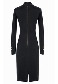 Czarna sukienka z długimi rękawami, wysokim kołnierzem, złotym zamkiem z tyłu i guzikami na mankietach. Posiada rozcięcia do połowy długości na dole.