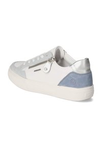 Weißer Sneaker mit grauem Wildleder und silbernen Akzenten, ausgestattet mit einem Reißverschluss und einer strukturierten Gummisohle. Abgerundete Zehenform und Schnürdesign.