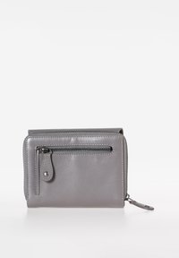 Portafoglio in pelle grigia con tasca anteriore con zip, texture liscia, forma rettangolare e dettagli di cucitura sottili.