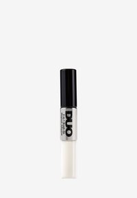Duo 2-in-1 Pinselkleber in einer klaren zylindrischen Flasche mit einem schwarzen Deckel. Weißer Kleber innen mit silberner Branding auf der Seite.