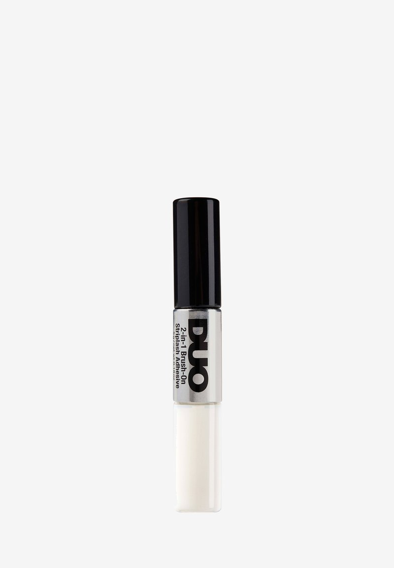 Duo 2-in-1 Pinselkleber in einer klaren zylindrischen Flasche mit einem schwarzen Deckel. Weißer Kleber innen mit silberner Branding auf der Seite.