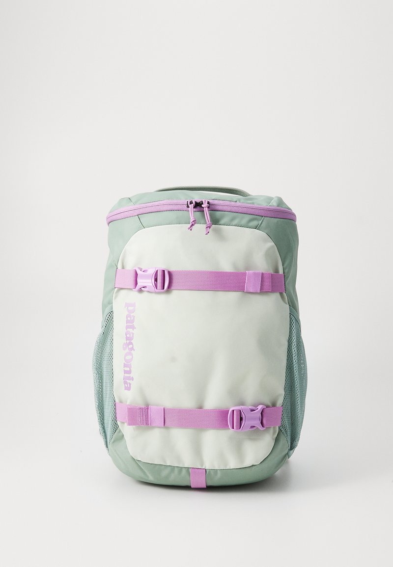 Svijetlo zelena i svijetlosiva ruksak s ljubičastim trakama, patentnim zatvaračima, mrežastim bočnim džepovima i logotipom. Ima podesive kopče i zaobljen oblik.