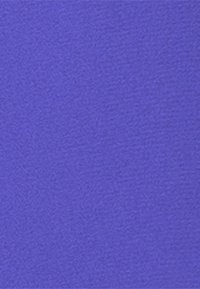 Fond violet texturé uni sans objets ni figures distincts.