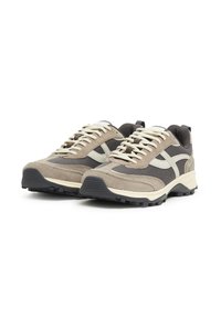 Sportlich Sneakers mit einem Obermaterial aus beigem Wildleder und Mesh, kontrastierenden dunkelgrauen Akzenten, flachen Schnürsenkeln und einer strukturierten Gummisohle.