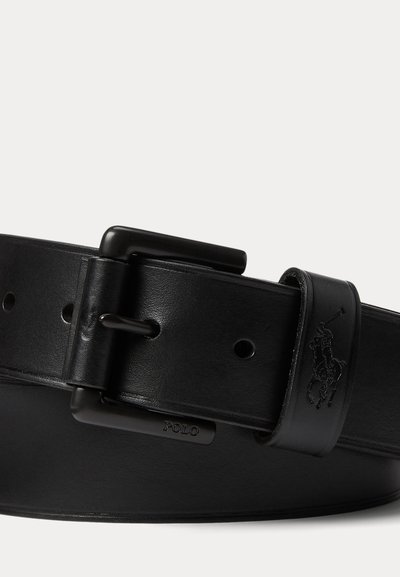 Crni kožni remen s mat crnim pravokutnim kopčom, utisnutim logotipom igrača pola na petlji i utisnutim natpisom "POLO" na kraju kopče.