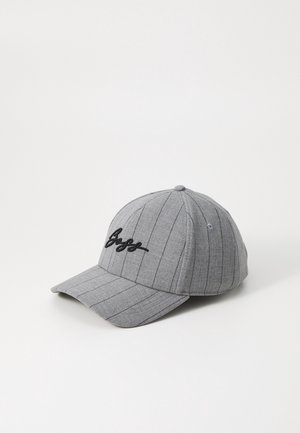Casquette de baseball grise à fines rayures avec écriture brodée noire à l’avant, exposée sur une surface blanche unie.