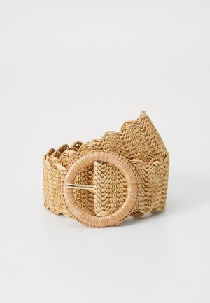 Cinturón de paja tejido en color beige con una hebilla circular marrón, que presenta bordes ondulados y una superficie texturizada para mayor detalle.