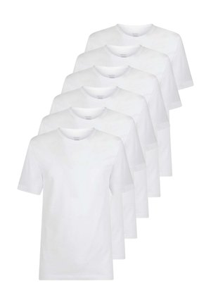 Sei t-shirt bianche semplici a maniche corte con scollo rotondo impilate in una disposizione sfalsata su sfondo bianco.