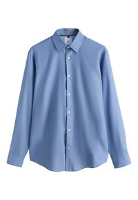 Chemise bleu clair à manches longues boutonnée avec col pointu, boutons blancs, et tissu texturé, présentée sur un fond blanc.