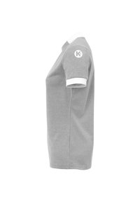 Grau Poloshirt mit einem gerippten weißen Kragen und Bündchen, mit einem runden Logo auf der linken Schulter. Hergestellt aus glattem Baumwollmaterial.