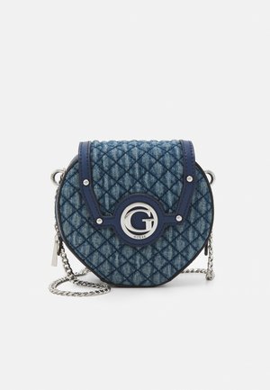 Bolso bandolera pequeño de mezclilla azul acolchado con correa de cadena plateada y logotipo plateado "G" de Guess en el cierre de solapa delantero.