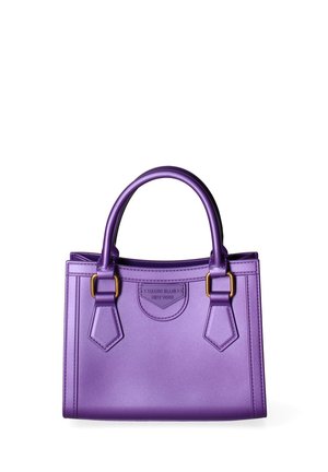 Lila Leder-Handtasche mit doppelten oberen Griffen, strukturierter Form, rechteckigem Design, goldenen Hardware-Akzenten und geprägtem Logo-Detail.