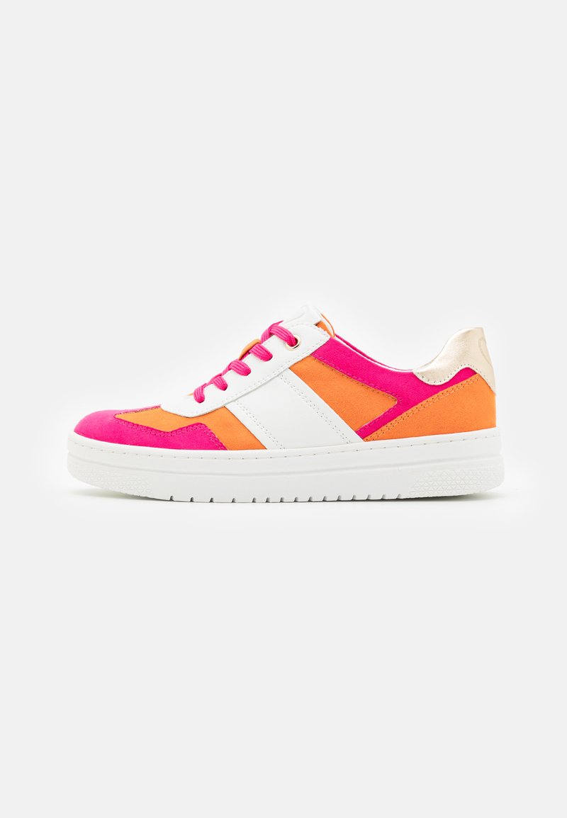 Baskets avec des panneaux en suede rose, orange et blanc, bout rond, semelle en caoutchouc blanc et lacets roses. Accents texturés sur le talon.
