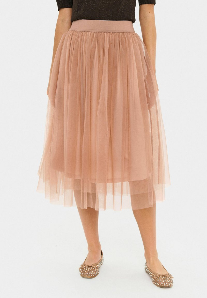Gonna in tulle rosa pallido con design a strati, dotata di una fascia elastica in vita. Il tessuto è leggero e traslucido, con una consistenza morbida.