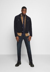 Levi's® 502 TAPER - Calças de ganga de corte afunilado - blue ridge